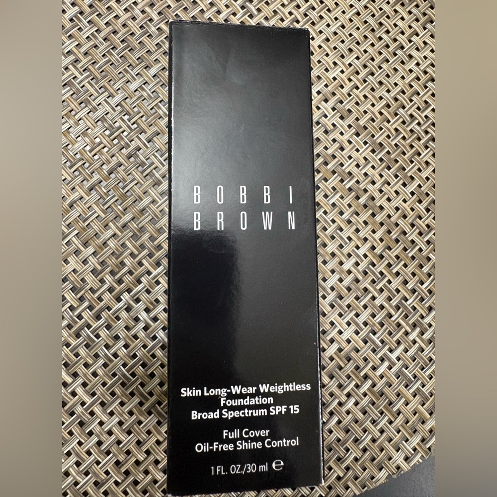 Bobbi Brown Skin Long-Wear Weightless Foundation - Ivory